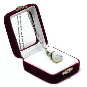 Аромакулон "Фантазия", камень - кахолонг, на цепочке, в подарочной упаковке 6х5 см